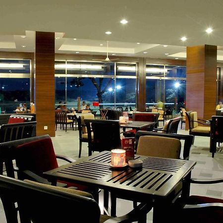 סוראבאיה Ciputra Golf, Club & Hotel מסעדה תמונה