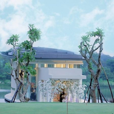 סוראבאיה Ciputra Golf, Club & Hotel מראה חיצוני תמונה
