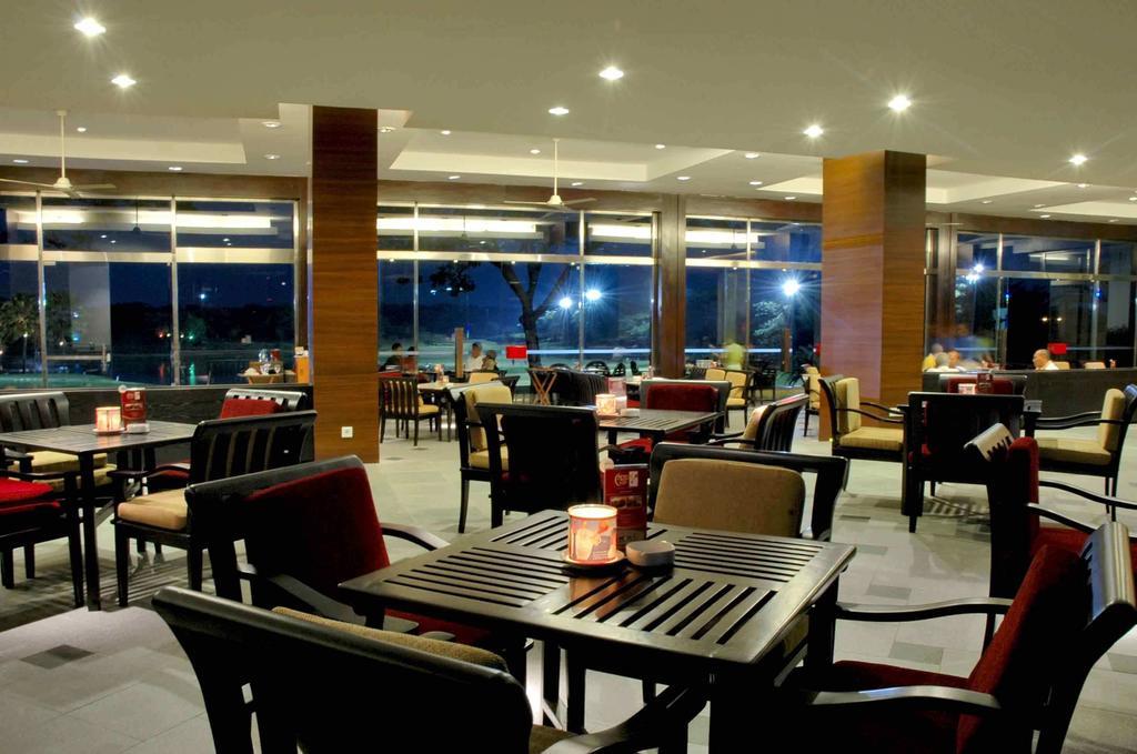סוראבאיה Ciputra Golf, Club & Hotel מסעדה תמונה