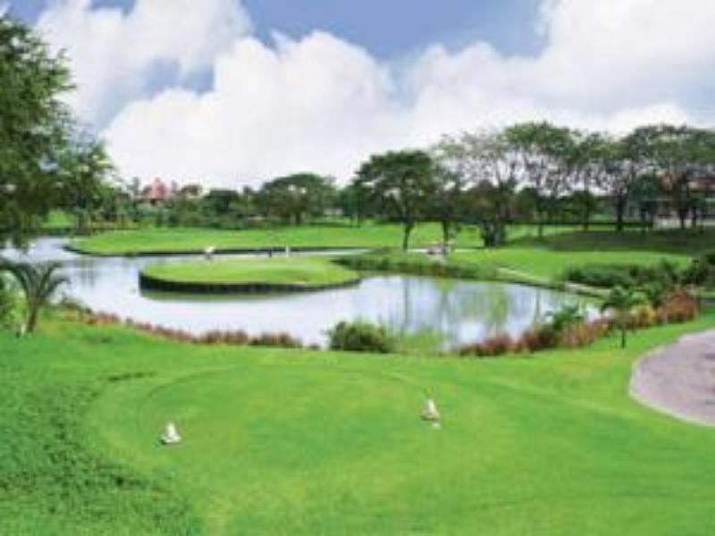 סוראבאיה Ciputra Golf, Club & Hotel מראה חיצוני תמונה